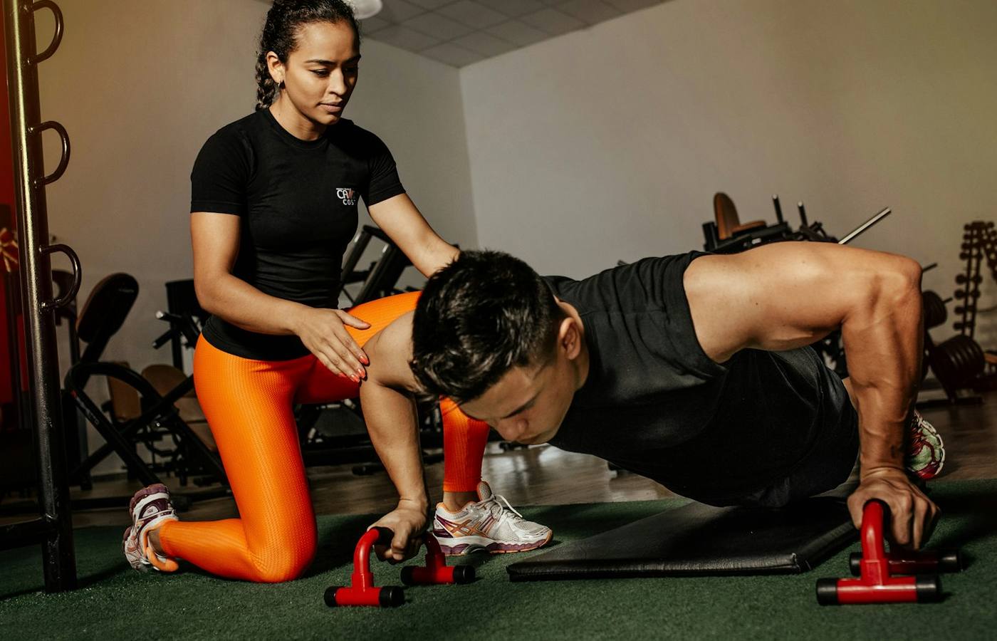 Moderni interier fitness centra s profesionalnim vybavenim