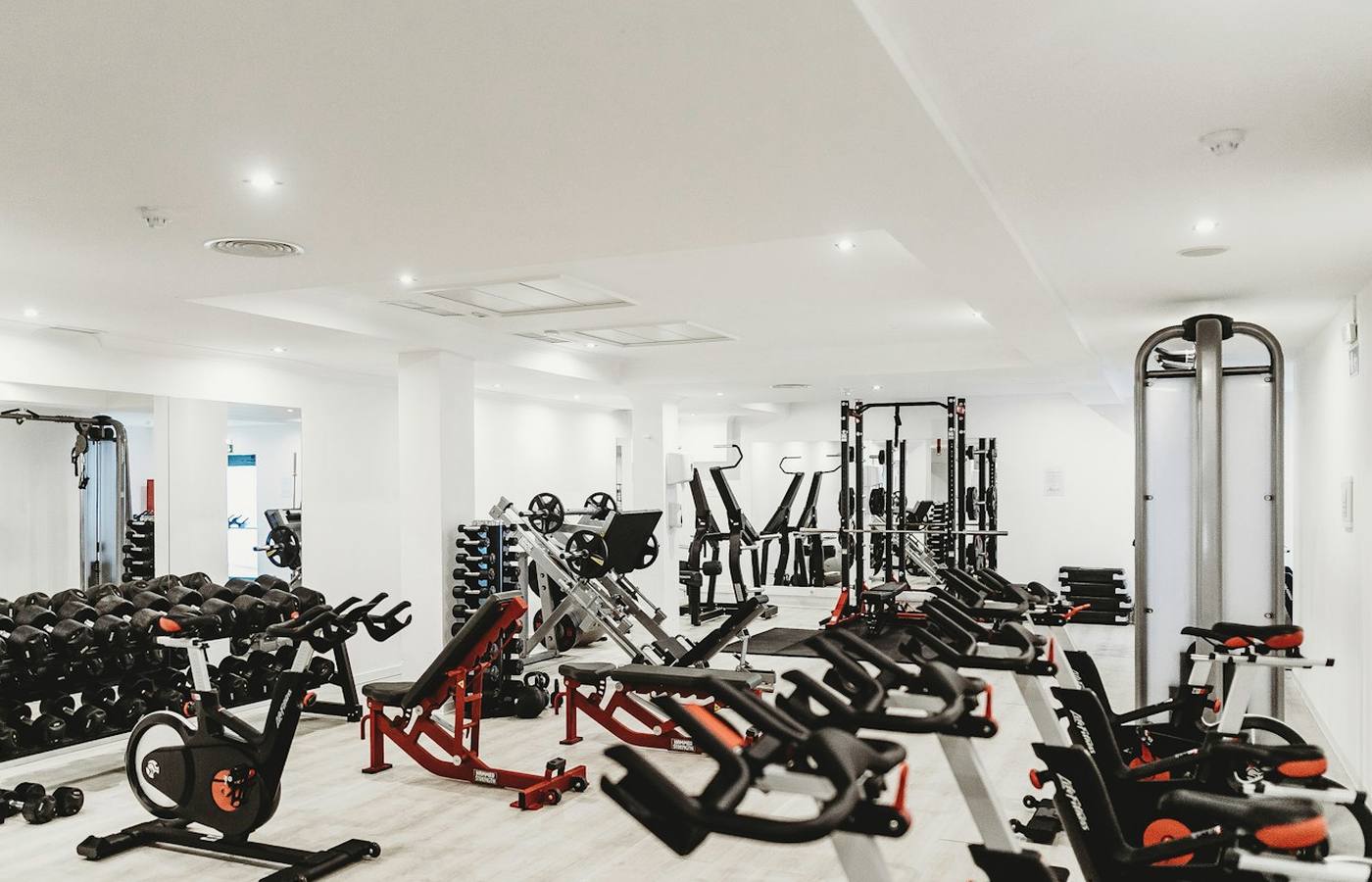 Moderni fitness centrum s prirozenym osvetlenim